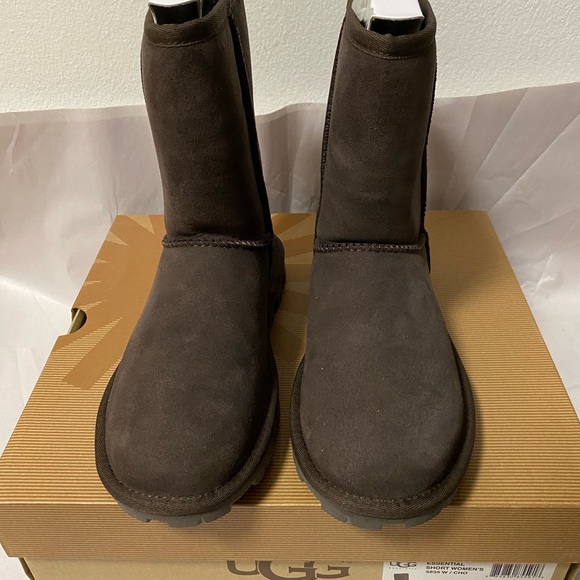 UGG AUSTRALIA brown essential short women’s boots